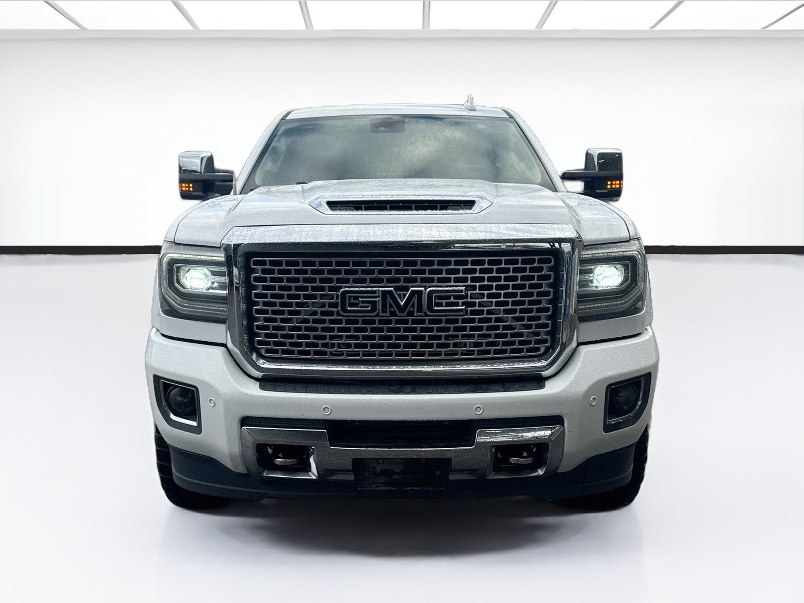 Used 2017 GMC Sierra 2500 Denali w/ Duramax Plus Package AWD/4WD image 2