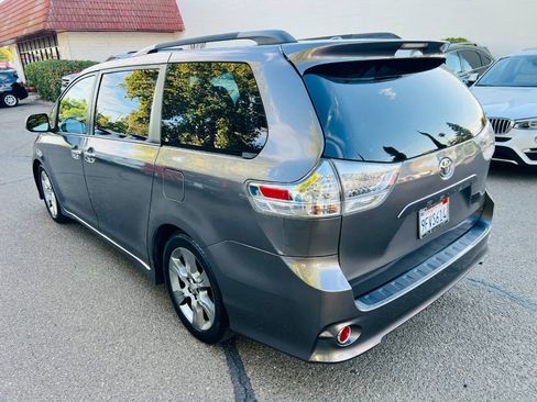Used 2014 Toyota Sienna SE FWD image 4