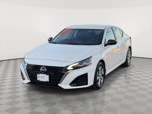 Used 2025 Nissan Altima 2.5 S image 3