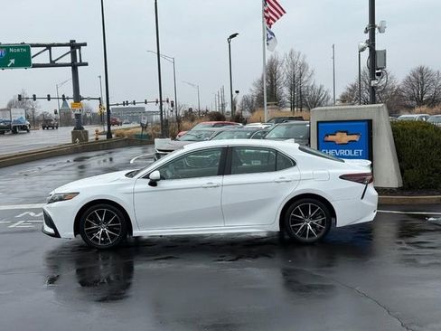 Used 2024 Toyota Camry SE image 2