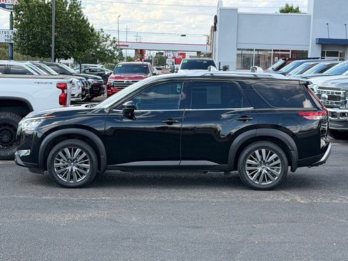 Used 2022 Nissan Pathfinder SL w/ SL Premium Package FWD image 2