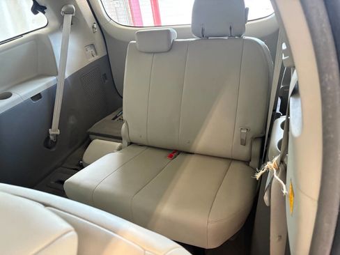 Used 2011 Toyota Sienna XLE image 23