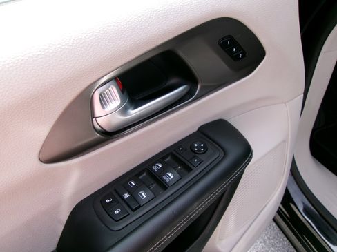 Used 2024 Chrysler Pacifica Touring-L FWD image 8