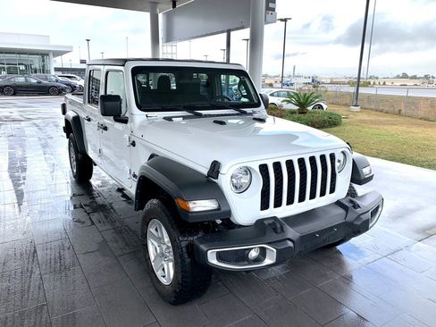 Used 2023 Jeep Gladiator Sport image 3