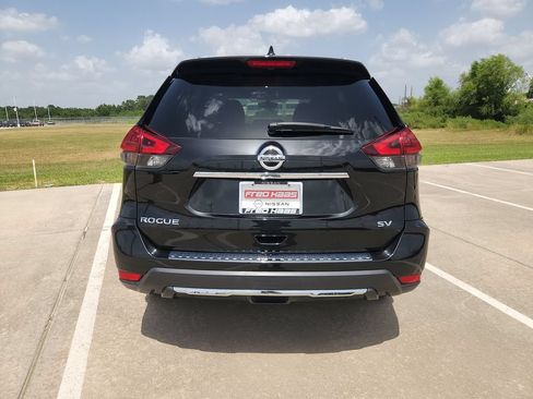 Certified 2018 Nissan Rogue SV w/ Premium Package FWD image 6