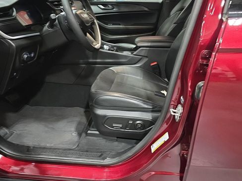 Used 2024 Jeep Grand Cherokee Altitude image 8