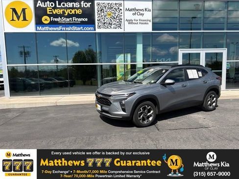 Used 2024 Chevrolet Trax LT w/ Sunroof Package FWD image 1