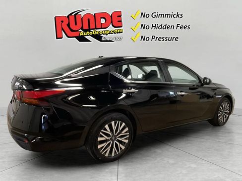 Used 2024 Nissan Altima 2.5 SV FWD image 11