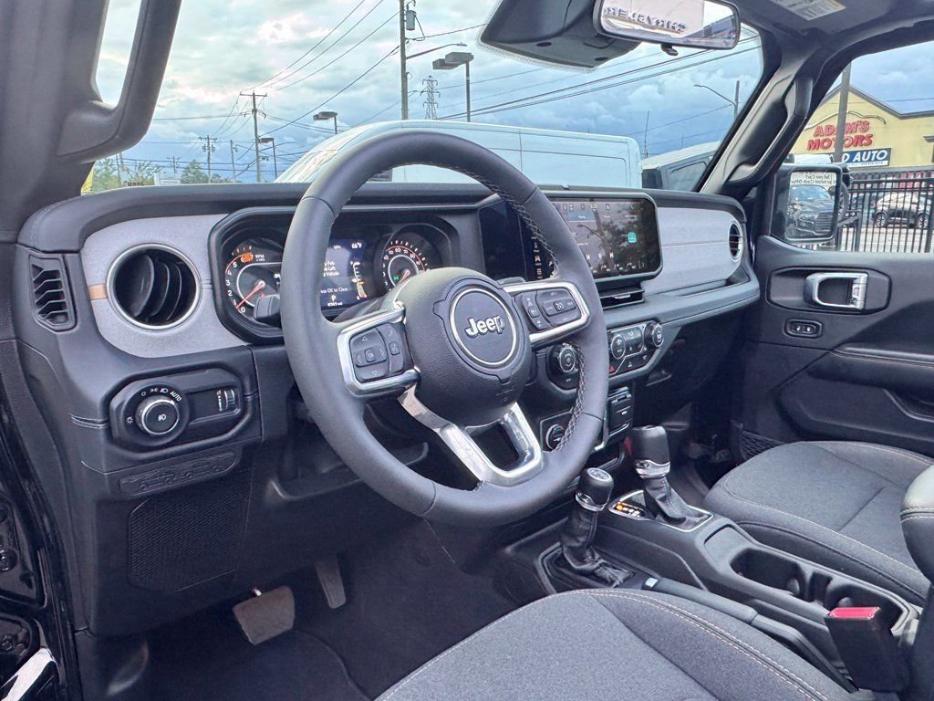 Used 2026 Jeep Wrangler Unlimited Sahara AWD/4WD image 13