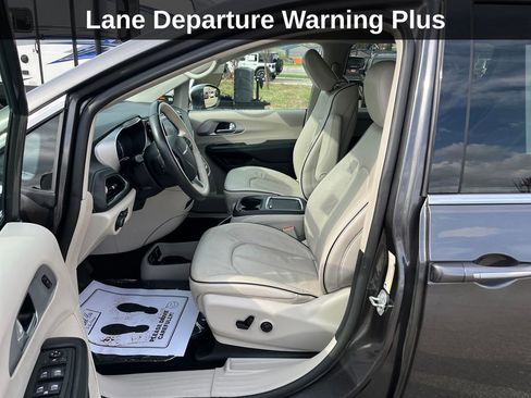 Used 2020 Chrysler Pacifica Limited w/ Advanced Safetytec Group FWD image 19