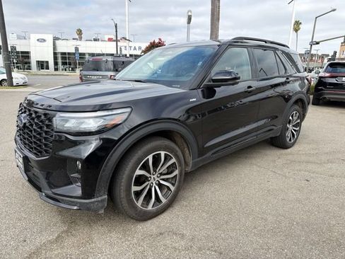 Certified 2025 Ford Explorer ST-Line AWD/4WD image 3