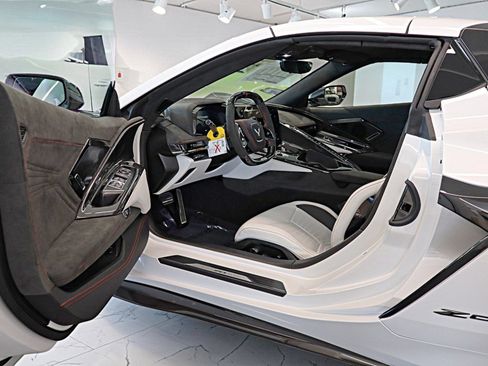 Used 2023 Chevrolet Corvette Z06 w/ Z07 Performance Package RWD image 7