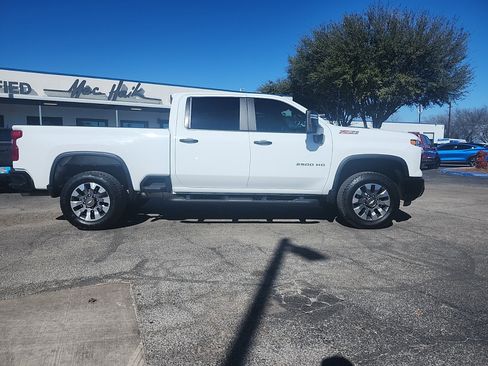 Used 2025 Chevrolet Silverado 2500 Custom w/ Custom Value Package image 2