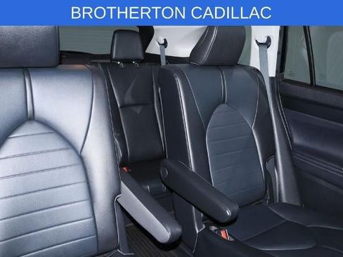 Used 2020 Toyota Highlander XLE AWD/4WD image 23