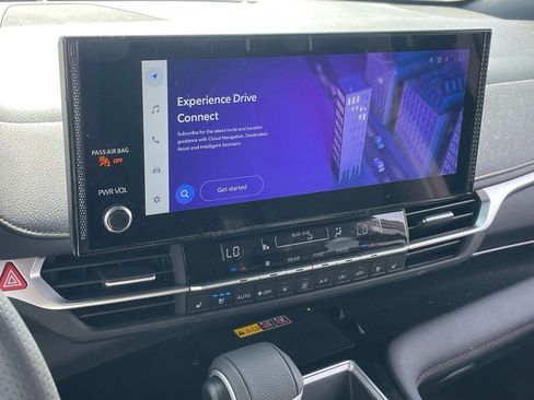 Used 2025 Toyota Sienna Limited image 6