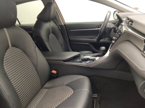 Used 2020 Toyota Camry SE w/ Sunroof Package FWD image 21