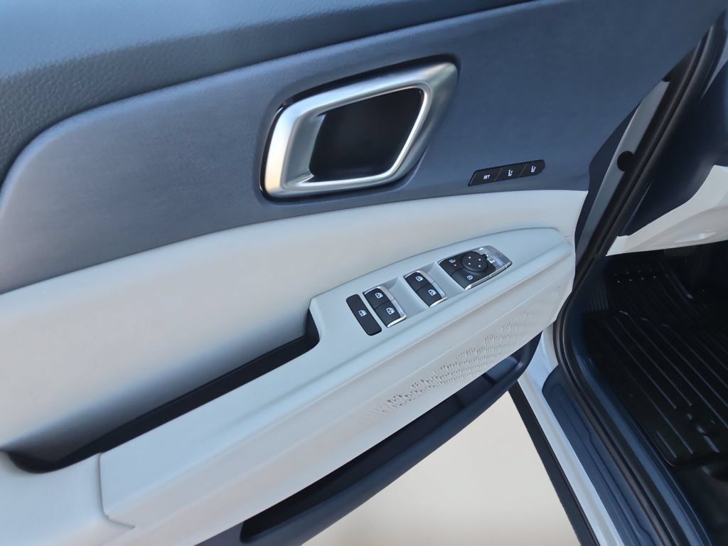 Used 2026 Kia Carnival EX FWD image 14