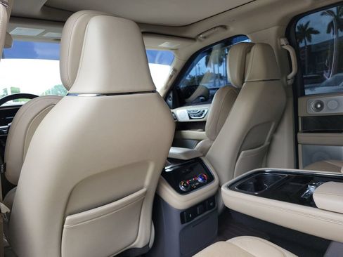 Used 2020 Lincoln Navigator L Reserve w/ Luxury Package AWD/4WD image 18