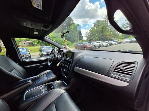 Used 2014 Dodge Grand Caravan R/T FWD image 25
