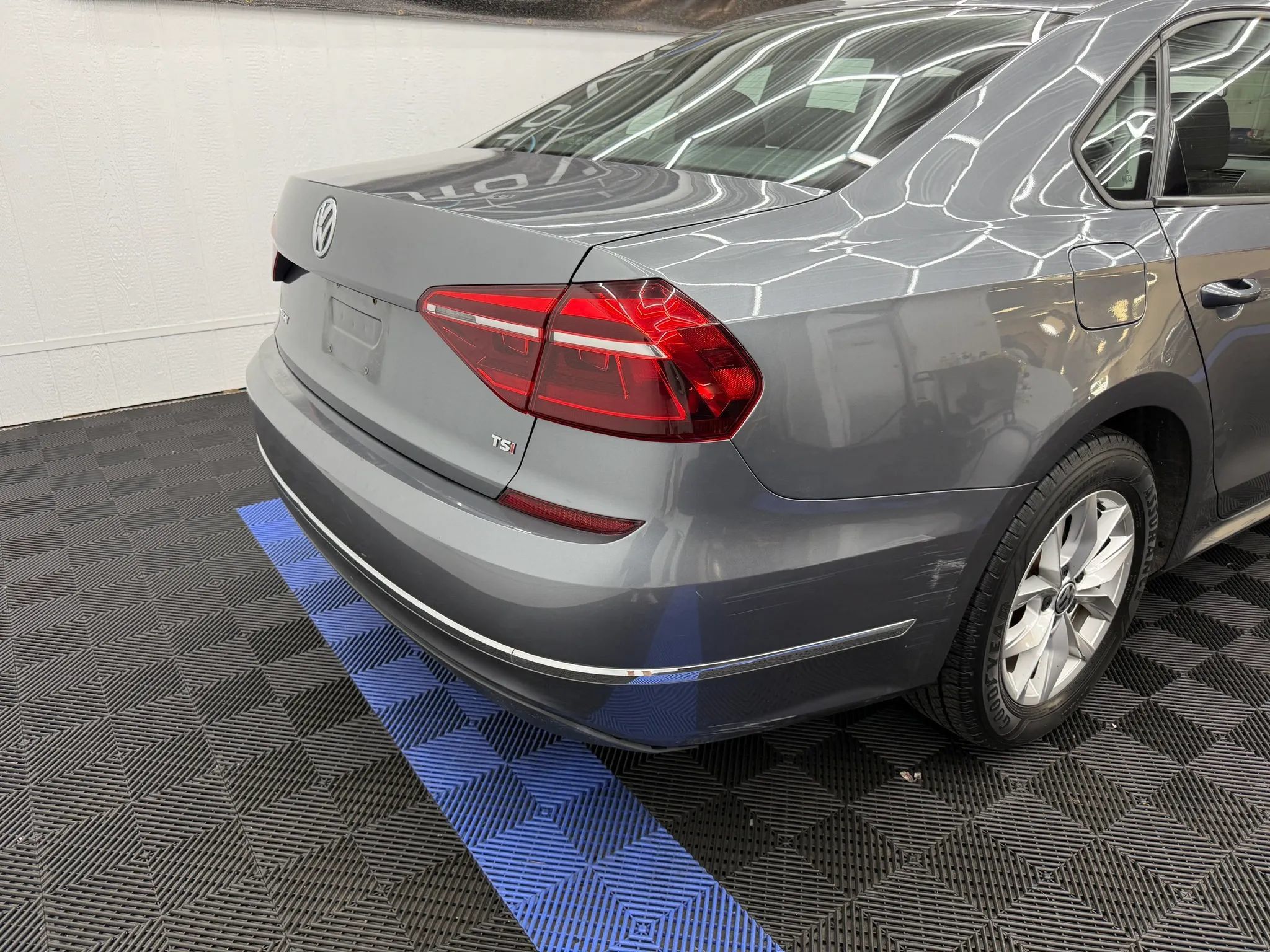 Used 2018 Volkswagen Passat 2.0T FWD image 3
