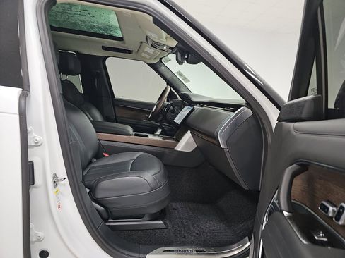 Used 2025 Land Rover Range Rover Autobiography image 8