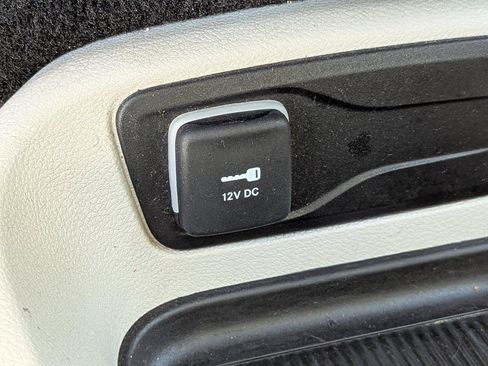 Used 2023 Chrysler Pacifica Touring-L FWD image 23