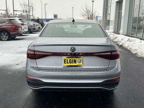 Certified 2025 Volkswagen Jetta SE image 5