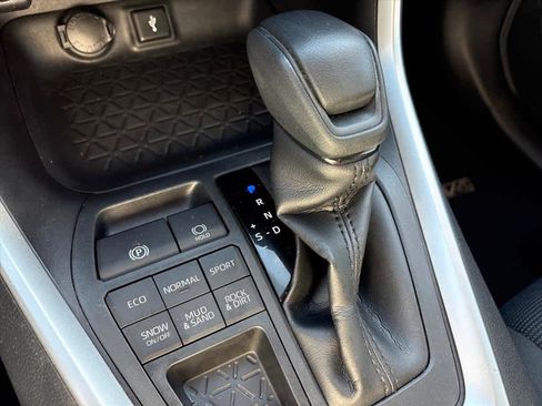 Used 2020 Toyota RAV4 LE image 18