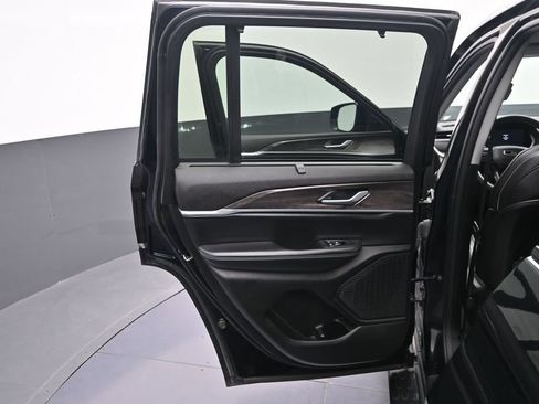 Used 2023 Jeep Grand Cherokee Limited w/ Luxury Tech Group II AWD/4WD image 30