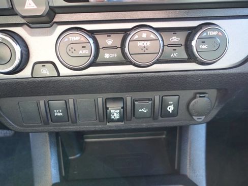 Used 2020 Toyota Tacoma TRD Sport image 40