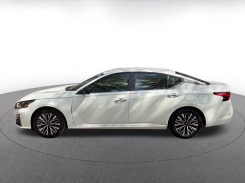 Used 2025 Nissan Altima 2.5 SV image 9