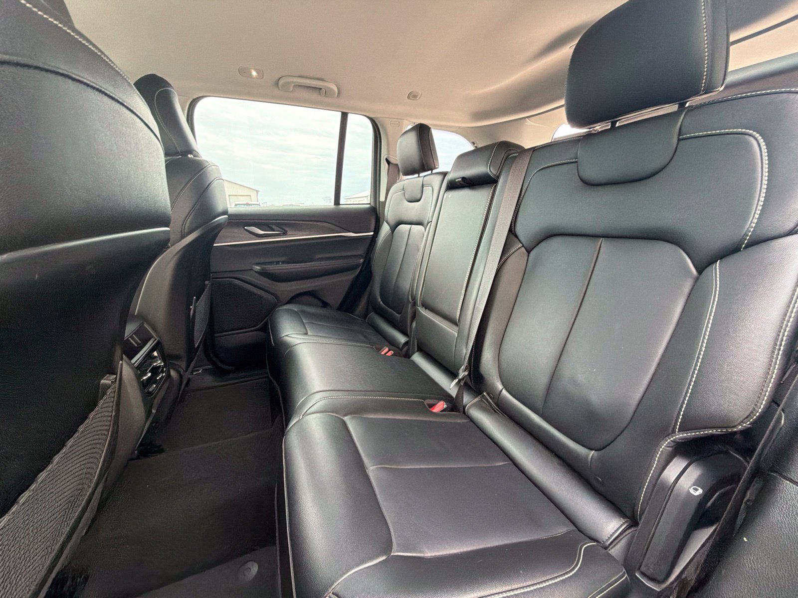 Used 2023 Jeep Grand Cherokee Limited AWD/4WD image 12