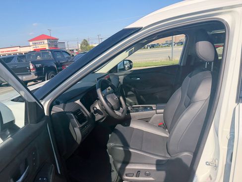Used 2025 Nissan Rogue SL w/ Tech Package FWD image 5