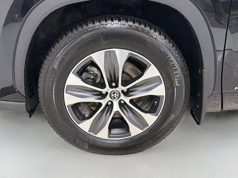 Used 2023 Toyota Highlander XLE AWD/4WD image 32