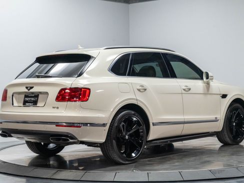 Used 2017 Bentley Bentayga AWD/4WD image 42