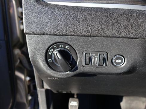 Used 2022 Chrysler 300 Touring w/ Sport Appearance Package image 12