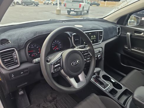 Used 2020 Kia Sportage LX image 10