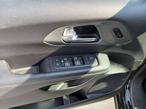 Used 2025 Chrysler Pacifica Select FWD image 15