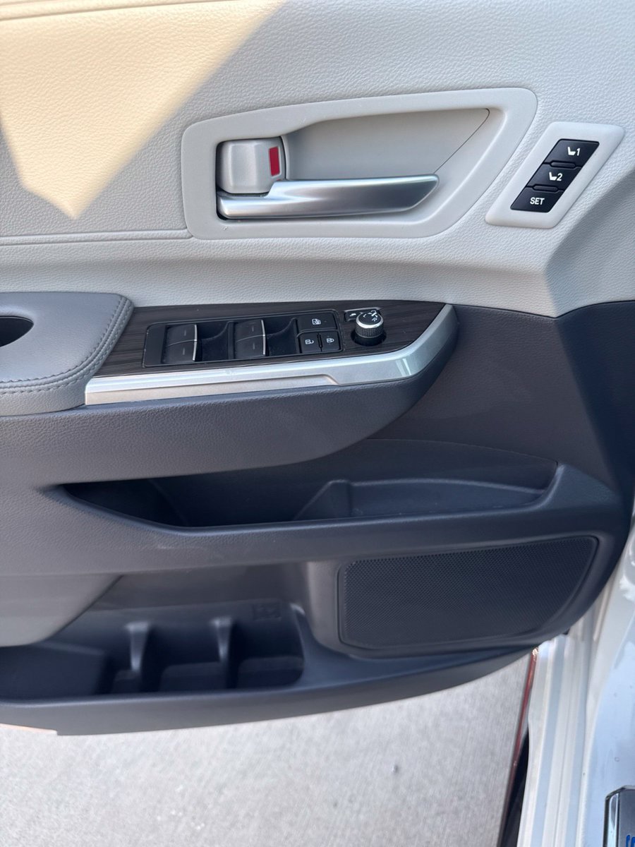 Used 2023 Toyota Sienna Limited FWD image 9