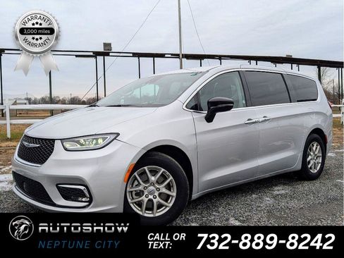 Used 2024 Chrysler Pacifica Touring-L FWD image 1