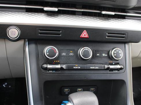 Used 2022 Kia Carnival LX image 18