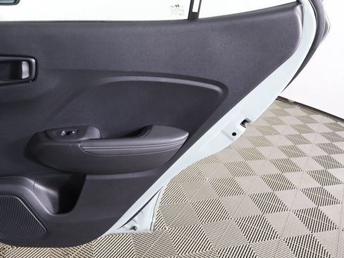 Used 2025 Hyundai Venue Limited FWD image 21