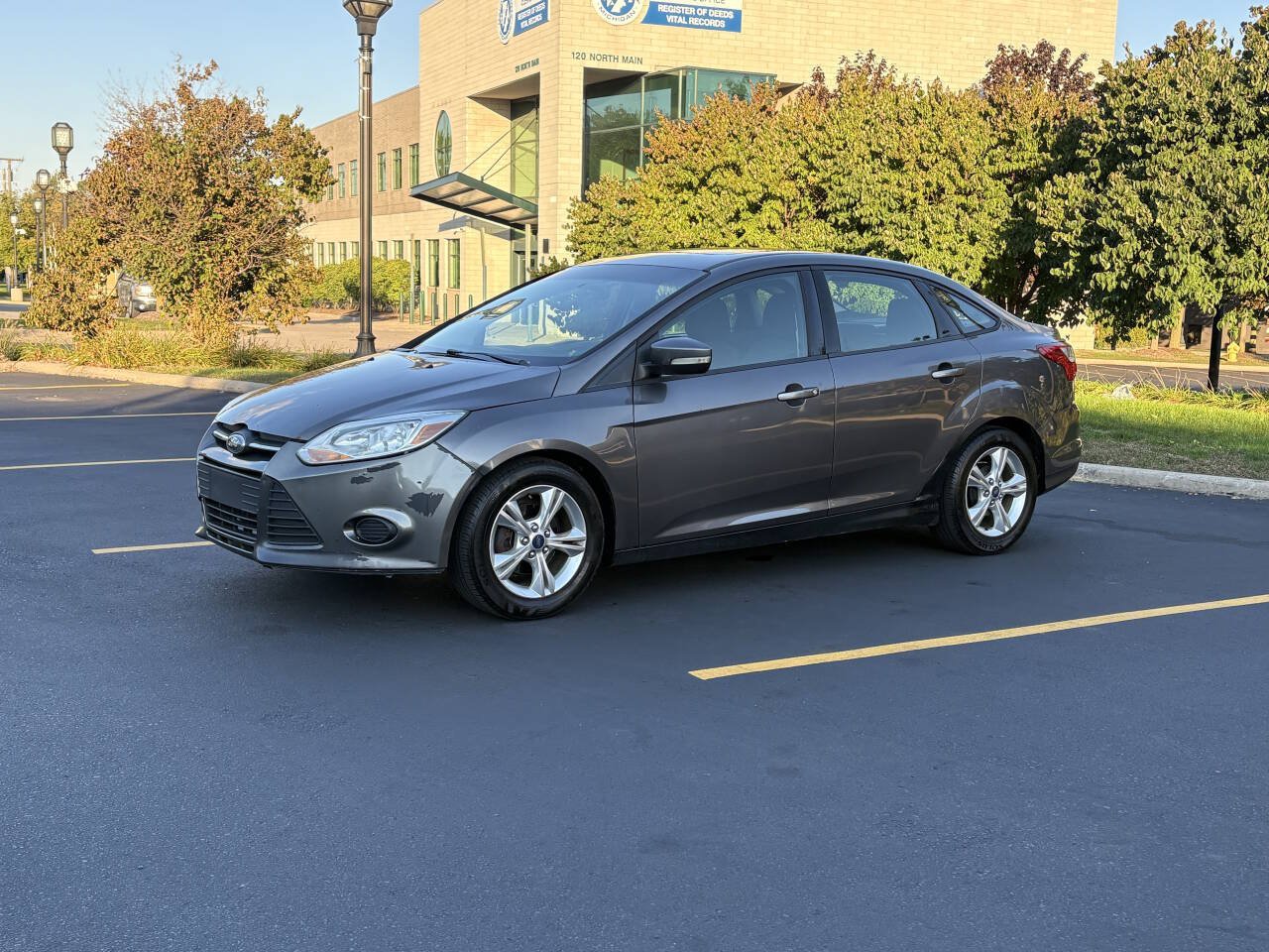 Used 2013 Ford Focus SE w/ SE Winter Pkg FWD image 4