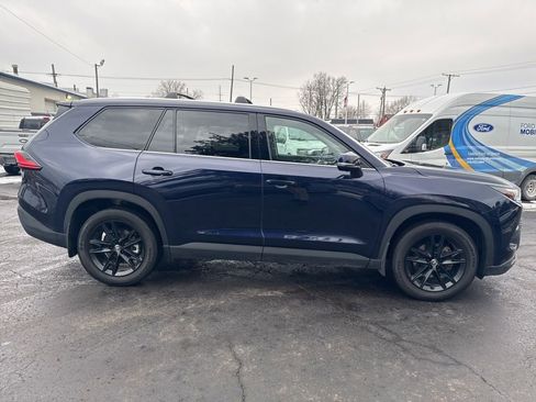 Used 2024 Toyota Grand Highlander Platinum image 2