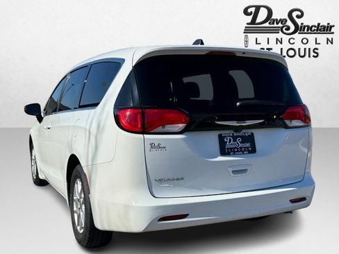 Used 2023 Chrysler Voyager LX image 7