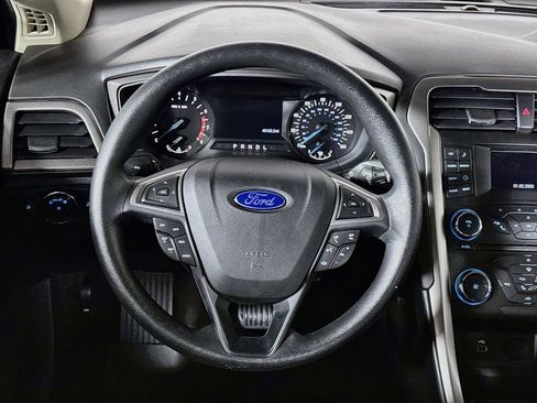 Used 2017 Ford Fusion SE FWD image 13