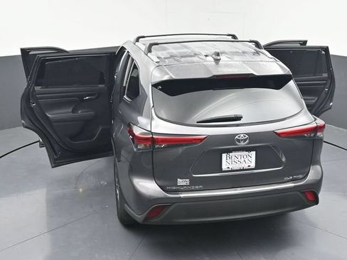 Used 2022 Toyota Highlander XLE AWD/4WD image 47