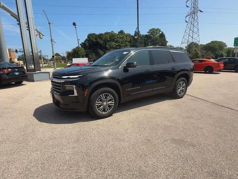 Used 2025 Chevrolet Traverse LT w/ Driver Confidence Package AWD/4WD image 4