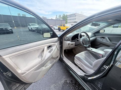 Used 2010 Toyota Camry SE FWD image 9