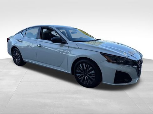 Used 2025 Nissan Altima 2.5 SV FWD image 7